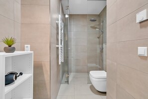 Shower, hair dryer, towels, shampoo