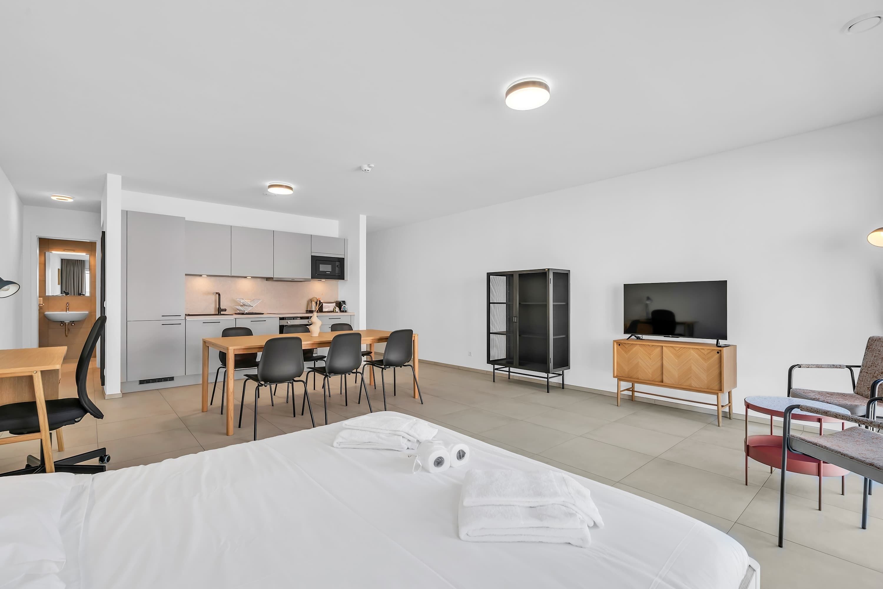 Desk, iron/ironing board, WiFi, bed sheets