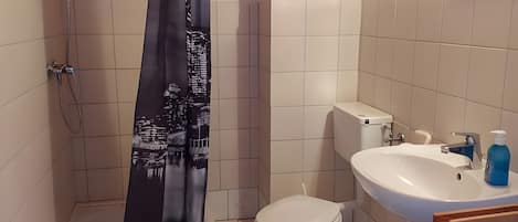 Dusj, hårføner og håndklær