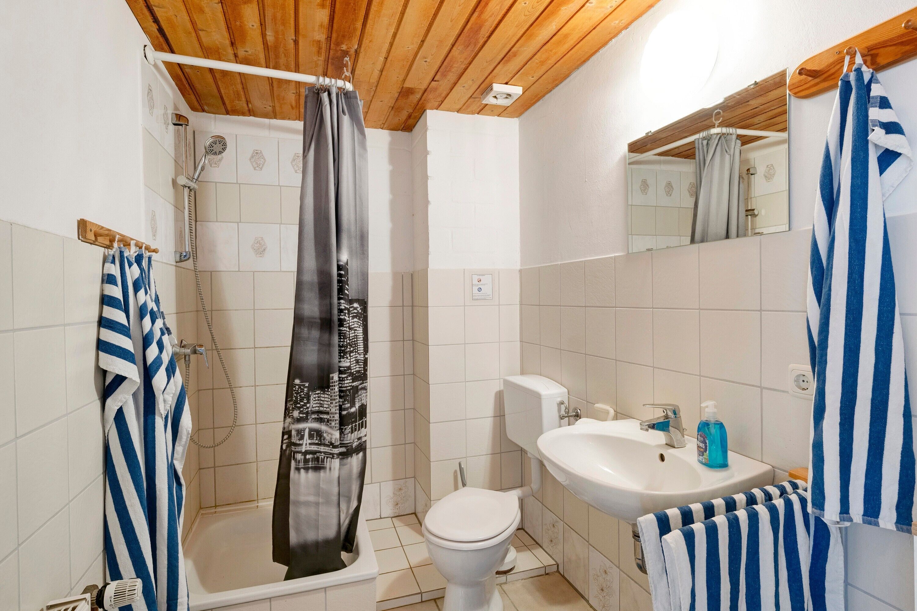 Een douche, een haardroger, handdoeken
