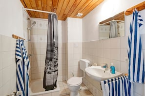 Een douche, een haardroger, handdoeken