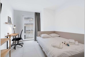 Desk, iron/ironing board, WiFi, bed sheets - Modern Ensuite Dormitory Room Near Kirchberg (Luxembourg)