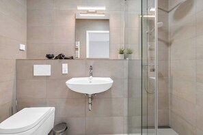 Shower, hair dryer, towels, shampoo - Modern Ensuite Dormitory Room Near Kirchberg (Luxembourg)