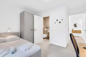 Desk, iron/ironing board, WiFi, bed sheets