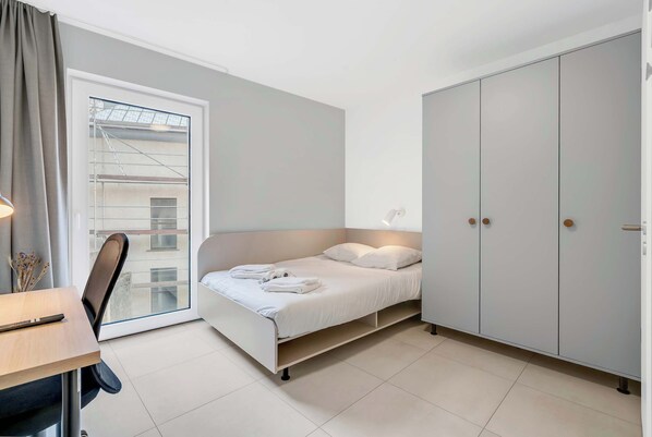 Desk, iron/ironing board, WiFi, bed sheets