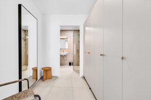 Shower, hair dryer, towels, shampoo - Modern 1BR Near Kirchberg and Airport (Luxembourg)