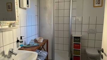Ducha, secador de pelo, toallas