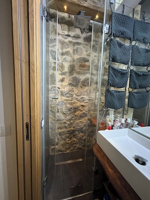 Douche, sèche-cheveux, bidet, serviettes fournies