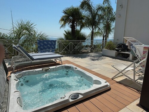 Fantastic sea view cottage: jacuzzi, spacious patio and panoramic terrace