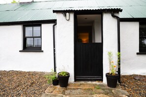 Exterior detail - Cozy traditional cottage in Mayobridge, the gateway to the Mourne mountains. (Mayobridge)