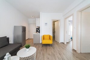Two Bedroom Apartment | Upper Floor | Área de estar | TV 40 polegadas com canais a cabo