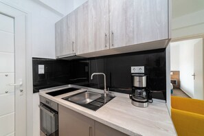Two Bedroom Apartment | Upper Floor | Cozinha privada | Cafeteira/chaleira