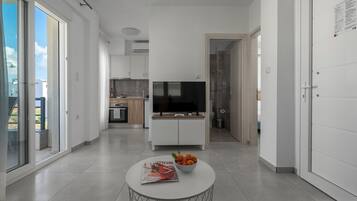 One Bedroom Apartment | Upper Floor | Woonruimte | Een 40-inch televisie met kabelzenders