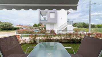 One Bedroom Apartment | Ground Floor | Opções para refeição ao ar livre