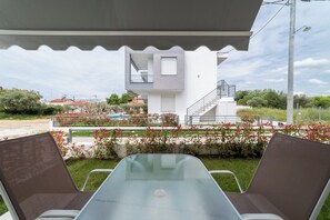 One Bedroom Apartment | Ground Floor | Opções para refeição ao ar livre