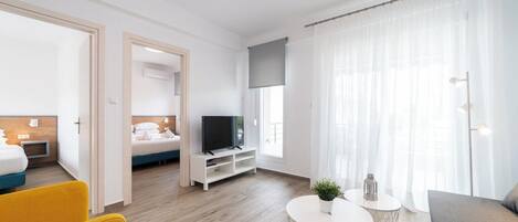 Two Bedroom Apartment | Upper Floor | Aire de séjour | Téléviseur de 40 po avec télévision par cùble