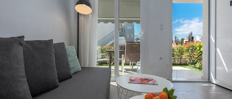 One Bedroom Apartment | Ground Floor | Área de sala de estar | Televisión de 40 pulgadas con canales por cable