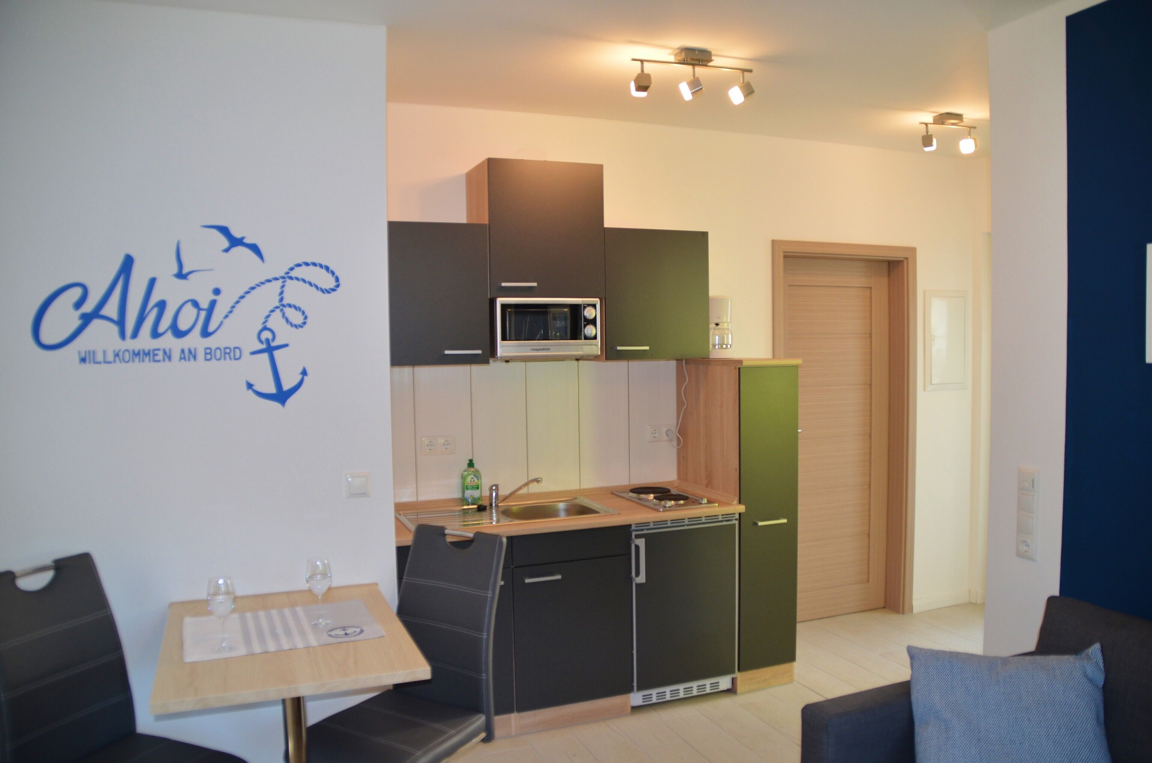 Kühlschrank, Mikrowelle, Herdplatte, Wasserkocher mit Kaffee-/Teezubehör