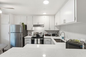 Refrigerador, microondas, horno y parrilla de estufa 