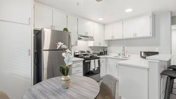 Frigorífico, microondas, horno y placa de cocina