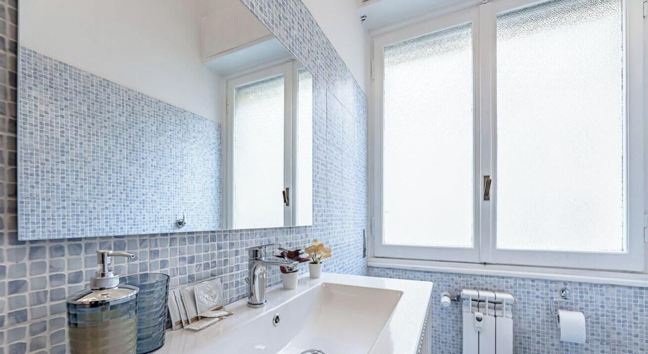 Shower, bidet, towels