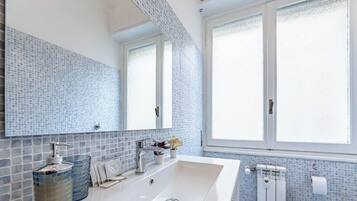 Shower, bidet, towels