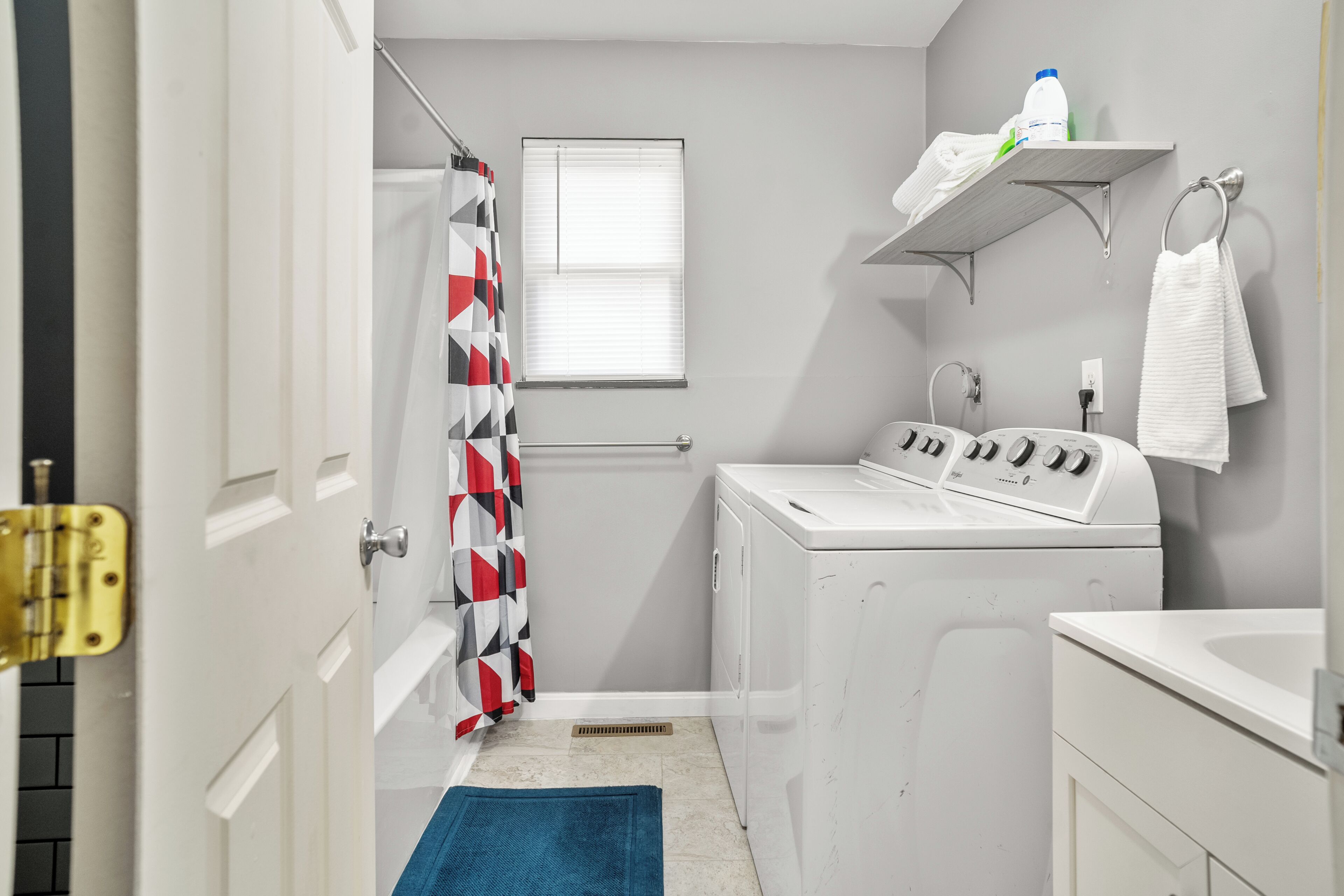 Een haardroger, handdoeken, zeep, toiletpapier