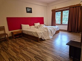 Caja de seguridad en la habitación y tabla de planchar con plancha