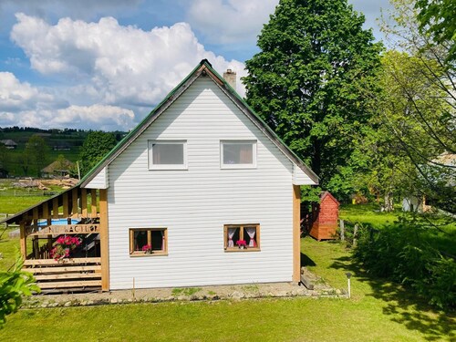 Charming 3-bedroom cabin in pleasant Mărișel for relaxing stays