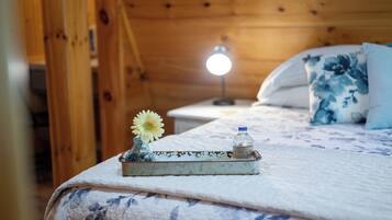 Romantic Cabin, Mountain View | Desk, laptop workspace