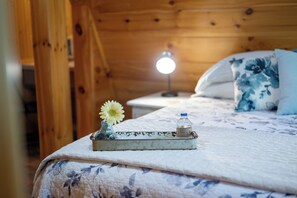 Cabin phong cách lãng mạn, quang cảnh núi | Bàn, khu vực làm việc phù hợp cho laptop 