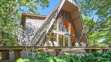 Romantic Cabin, Mountain View | Property grounds