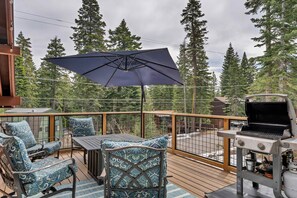 Outdoor dining - Tahoe City Escape | Beach Access + Large Deck (Tahoe City)