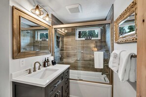 Shower, hair dryer, towels, shampoo - Tahoe City Escape | Beach Access + Large Deck (Tahoe City)
