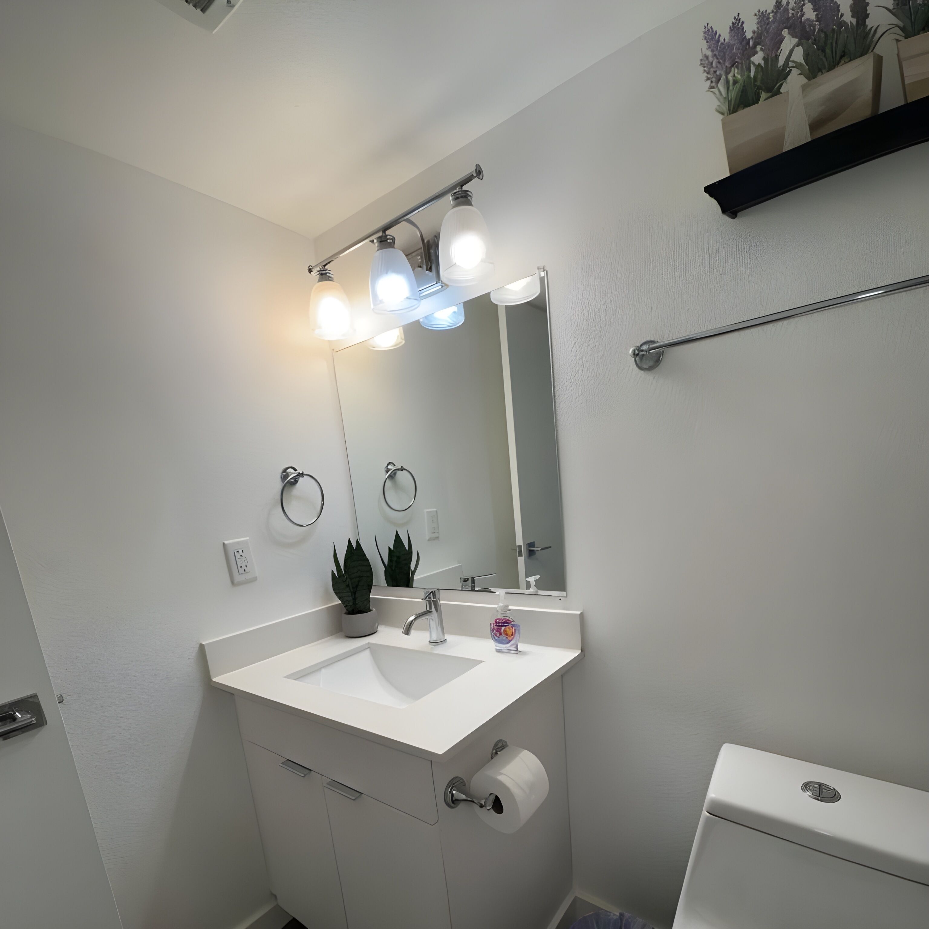Sèche-cheveux, serviettes fournies, savon, papier toilette