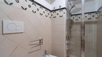 Standard Quadruple Room | Bathroom