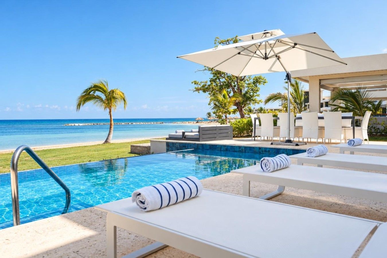 Outside, the pool terrace flows directly towards the beach, creating a true indoor-outdoor Caribbean experience. Swim, relax in the jacuzzi, enjoy a drink at the bar or step straight onto the sand for a dip in the sea.