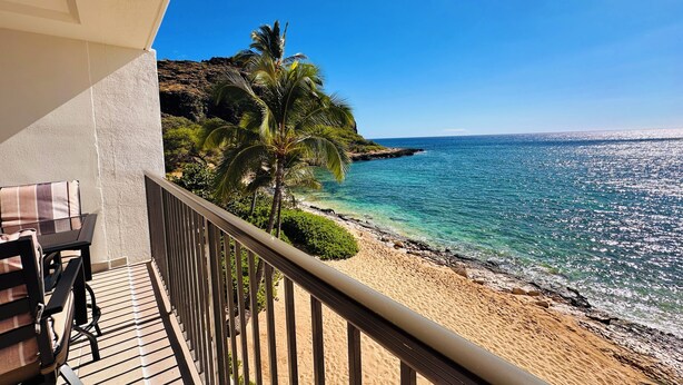 A balcony with a view of a beach and ocean. - Ocean-Front Condo•Semi-Private Beach•Pool•Hot Tub•Tennis.Free Parking. (Waianae)