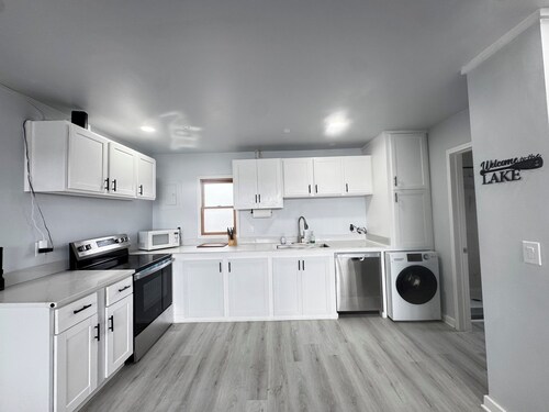 Escape to the Lake - Modern renovated 1.5bedroom Cabin- 5 mins to MI Intn Spdway