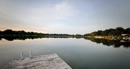 Escape to the Lake - Modern renovated 1.5bedroom Cabin- 5 mins to MI Intn Spdway