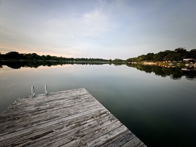 Escape to the Lake - Modern renovated 1.5bedroom Cabin- 5 mins to MI Intn Spdway