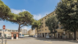 Une rue où se trouve un immeuble avec une enseigne indiquant « Fabbri, magasin Unio » et un panneau d’interdiction d’accès.
