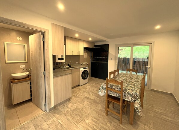 Coffee/tea maker, fridge, microwave, oven