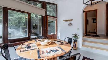 Deluxe Studio | Tempat makan