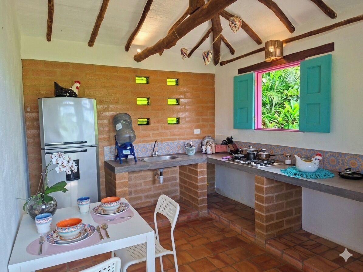 Geladeira, cooktop, cafeteira/chaleira