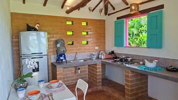 Geladeira, cooktop, cafeteira/chaleira