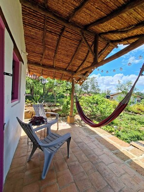 Terrace/patio - Barichara Cabin: Peaceful Nature Getaway with High-Speed Starlink & Long Stays (Barichara)
