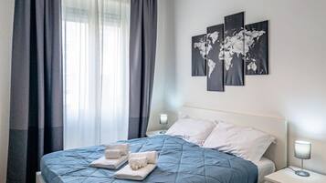 1 bedroom, desk