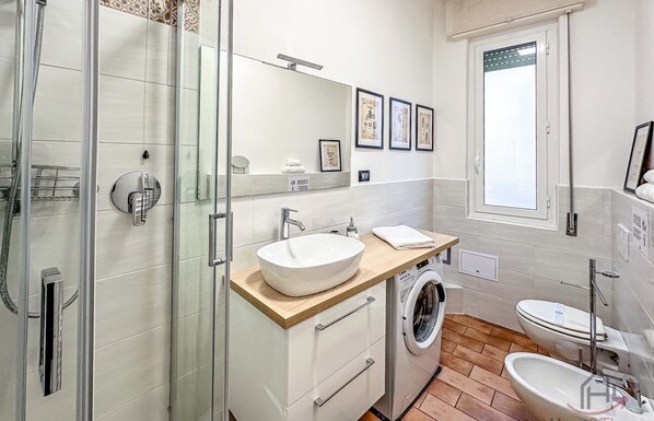 Shower, bidet, towels, toilet paper