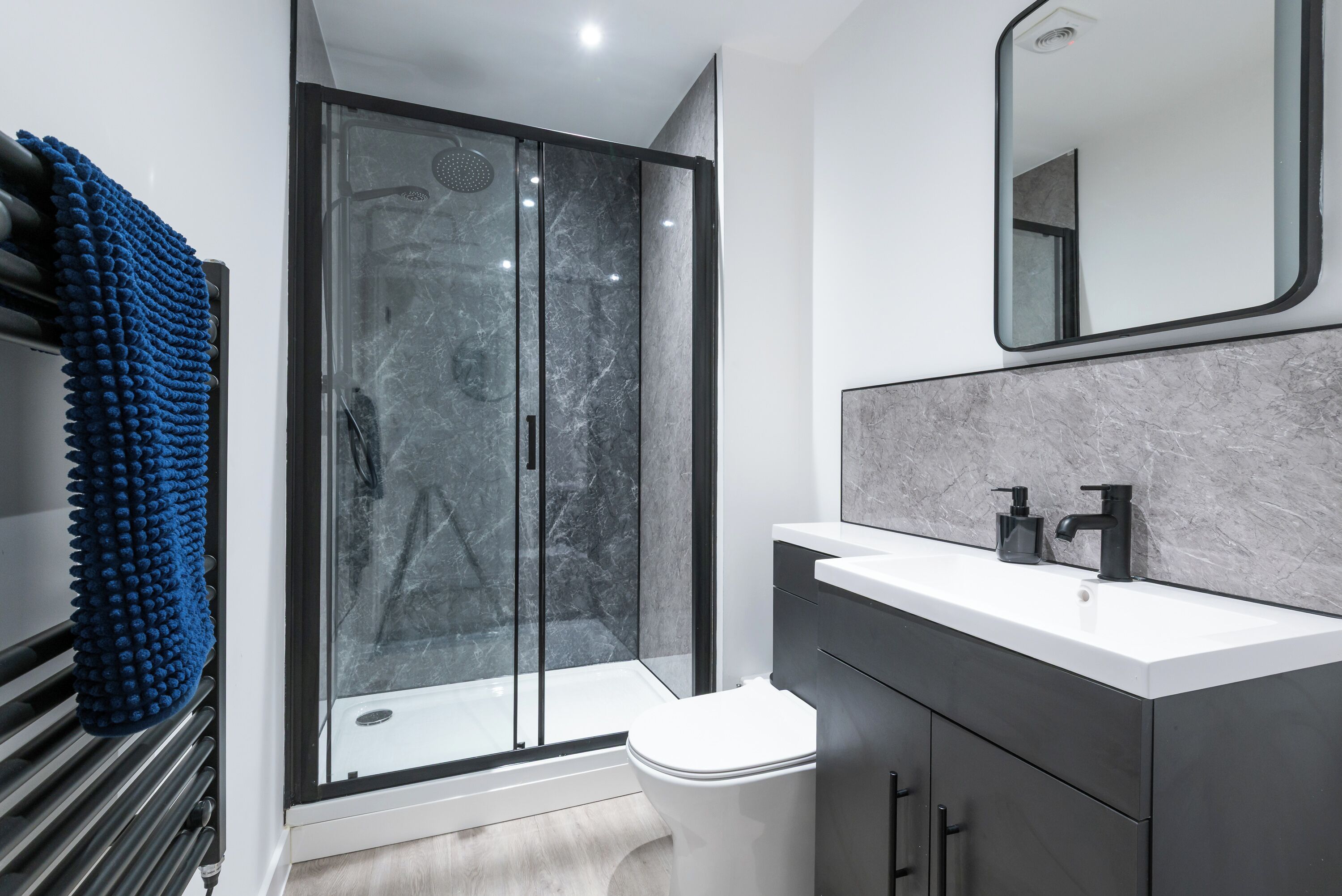Apartment | Bathroom | Towels, toilet paper